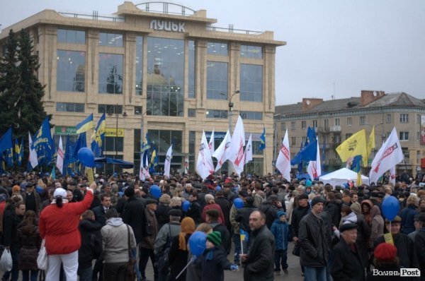 Народне віче «За європейську Україну!» в Луцьку. ФОТО
