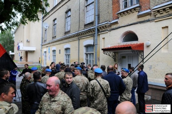 Учасники бойових дій пікетують військову прокуратуру в Луцьку. ФОТО