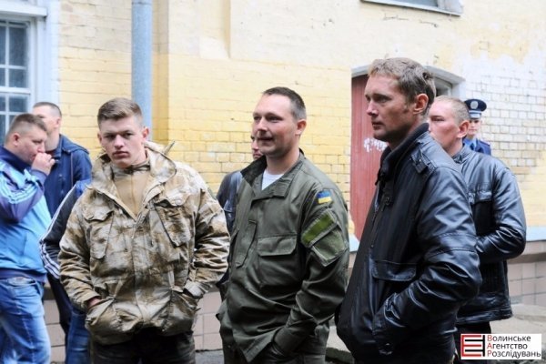 Учасники бойових дій пікетують військову прокуратуру в Луцьку. ФОТО