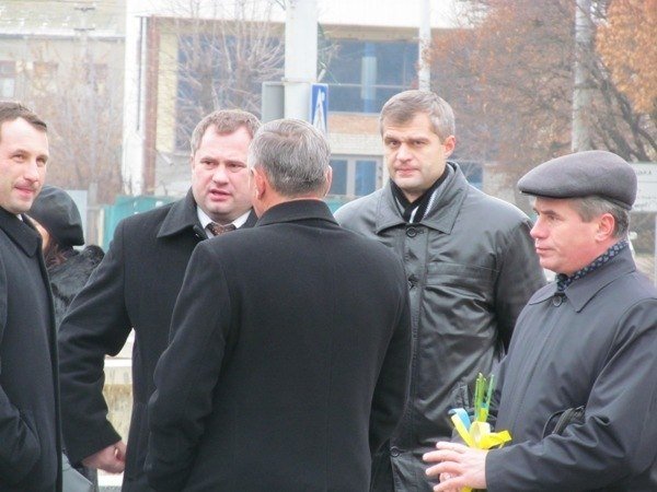 У Луцьку поклали квіти до пам’ятника першому Президенту України. ФОТО