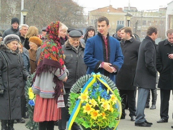 У Луцьку поклали квіти до пам’ятника першому Президенту України. ФОТО
