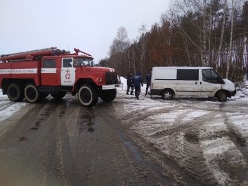 У селі на Волині Ford злетів у кювет