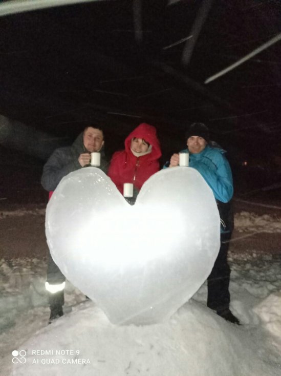 Двоє волинян зробили сюрприз із льоду для своїх коханих. ФОТО