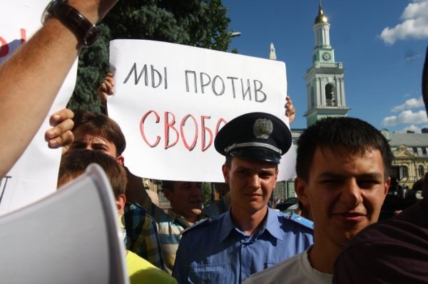 Як у Києві через Фаріон билися свободівці та «студенти». ФОТО. ВІДЕО