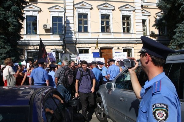 Як у Києві через Фаріон билися свободівці та «студенти». ФОТО. ВІДЕО