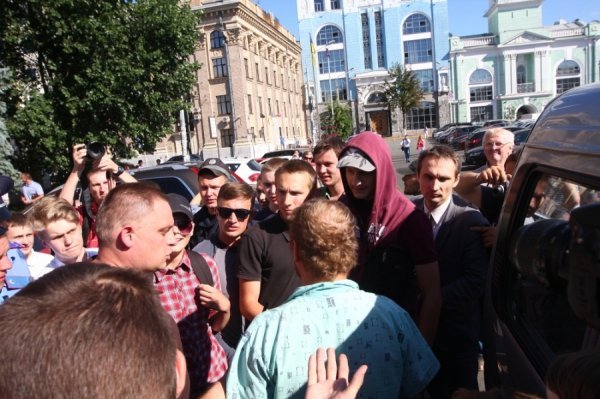 Як у Києві через Фаріон билися свободівці та «студенти». ФОТО. ВІДЕО