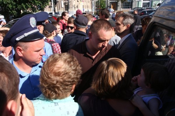 Як у Києві через Фаріон билися свободівці та «студенти». ФОТО. ВІДЕО