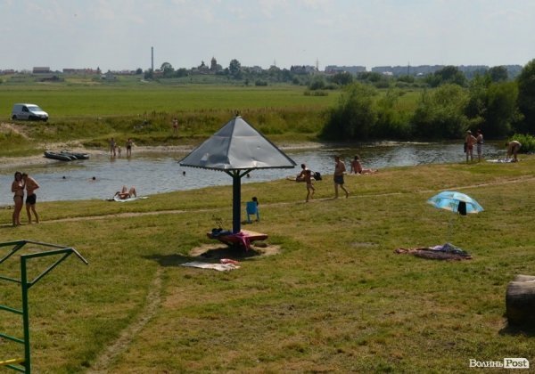 Спека змушує лучан роздягатися і лізти у міські водойми. ФОТО