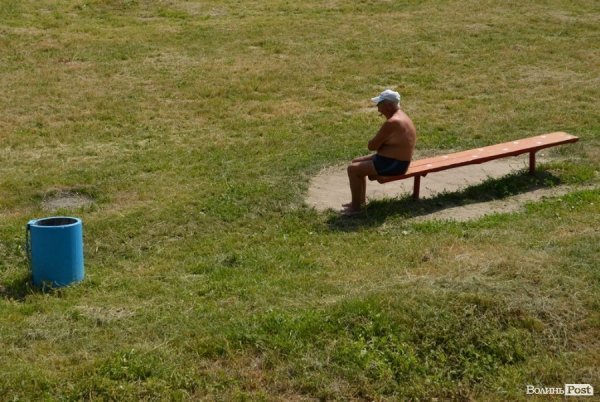 Спека змушує лучан роздягатися і лізти у міські водойми. ФОТО