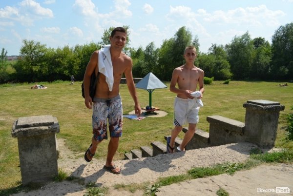 Спека змушує лучан роздягатися і лізти у міські водойми. ФОТО