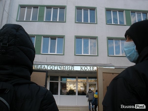 У Луцьку плювали в портрети Януковича. ФОТО