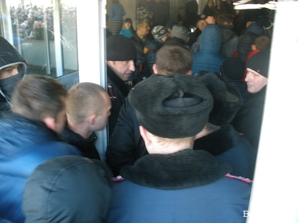 У Луцьку плювали в портрети Януковича. ФОТО