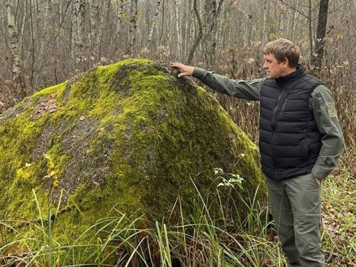 Свідок льодовикової епохи: в нацпарку на Волині досліджують тисячолітній камінь