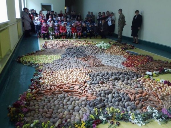 У Ківерцях школярі виклали їстівну карту України на підтримку бійців АТО. ФОТО