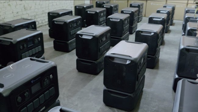 Волонтери «Української команди» передали бійцям Третього армійського корпусу десятки зарядних станцій