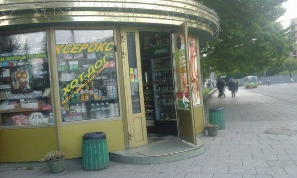 Муніципали провели рейд біля торгових павільйонів Луцька. ФОТО