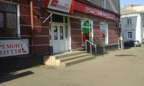 Муніципали провели рейд біля торгових павільйонів Луцька. ФОТО