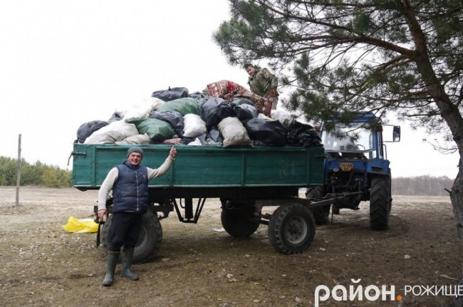 Волинські рибалки прибрали берег озера від сміття. ФОТО