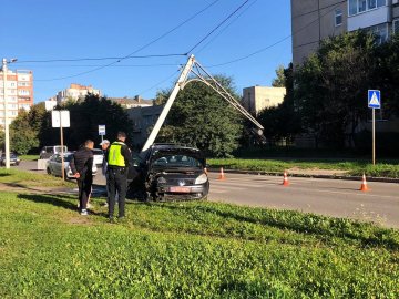 У Луцьку водій Renault влетів у стовп зі світлофором