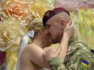 Українські волонтери за дві години організували весілля військовому