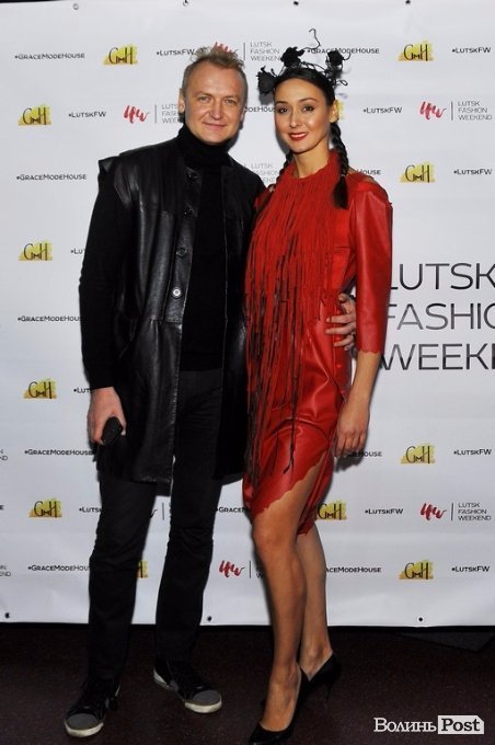 Організатор LFW Анна Тріль у сукні Руслана Хвастова з самим дизайнером