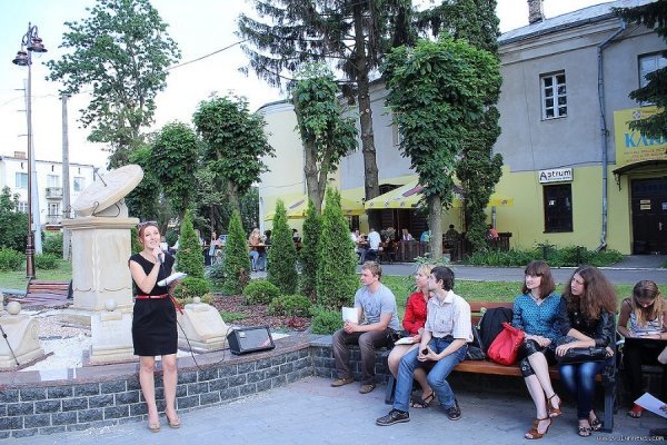У центрі Луцька читали вірші. ФОТО