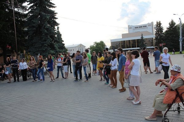 У центрі Луцька читали вірші. ФОТО