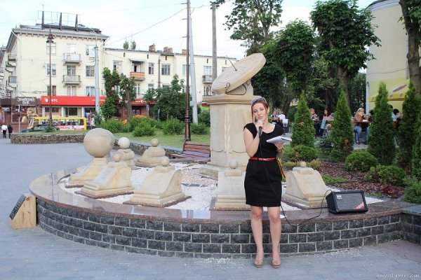 У центрі Луцька читали вірші. ФОТО