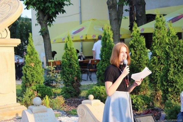 У центрі Луцька читали вірші. ФОТО