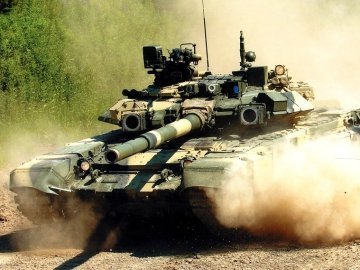 До кордонів з Україною російські війська підвозять новітні танки