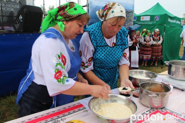 Повідомили, скільки господинь готували пончики для фестивалю на Світязі