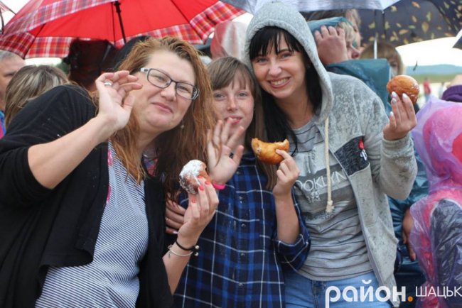 Повідомили, скільки господинь готували пончики для фестивалю на Світязі