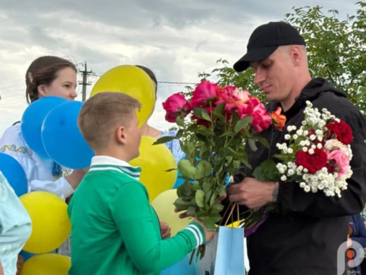 У рідному селі на Волині зустріли воїна, якого визволили з російського полону. ФОТО
