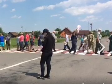 Увірвався терпець: на Волині селяни вийшли на протест через погані дороги.  ВІДЕО