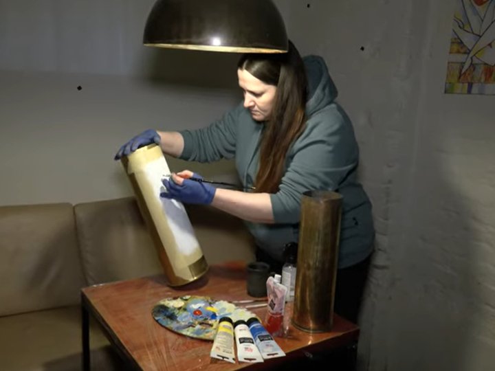 Лучанка розписує тубуси гільзи, ящики малює шеврони і передає гроші для ЗСУ. ВІДЕО