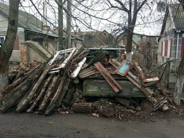 На двох вулицях у Луцьку жителі влаштували сміттєзвалище. ФОТО