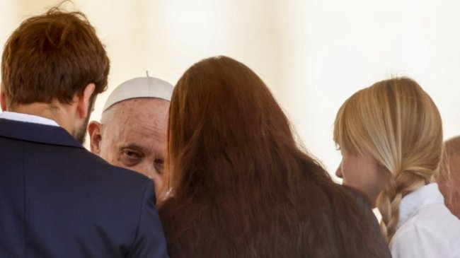 Папа Римський зустрівся з дружинами бійців полку «Азов»