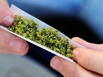 У Луцьку впіймали хлопця, що йшов посеред дороги, і знайшли в нього наркотики