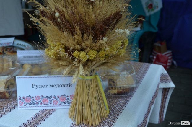 Від мініатюрних тістечок до величезних гойдалок: у центрі Луцька – свято професійної освіти. ФОТО