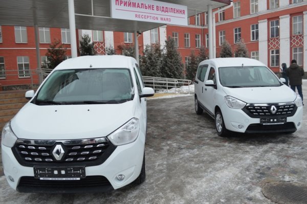 Автопарк лікарні на Волині поповнився двома новими автомобілями. ФОТО