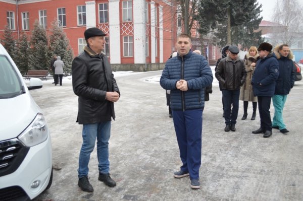 Автопарк лікарні на Волині поповнився двома новими автомобілями. ФОТО