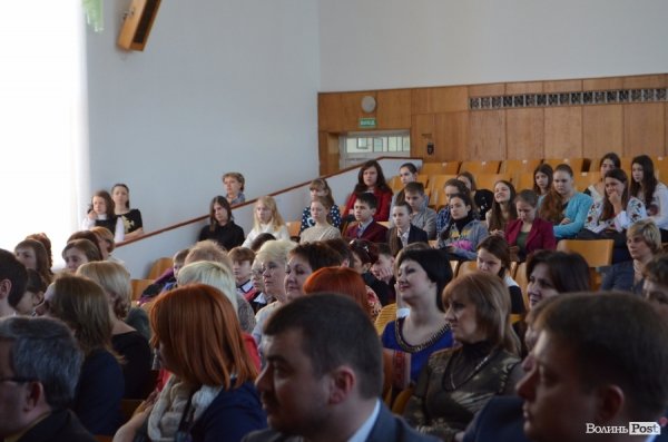 Луцькі школярі зустріли гостей з Волновахи. ФОТО