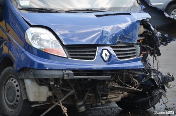 У Луцьку в аварії «знесло» півавто: водій у важкому стані. ФОТО 