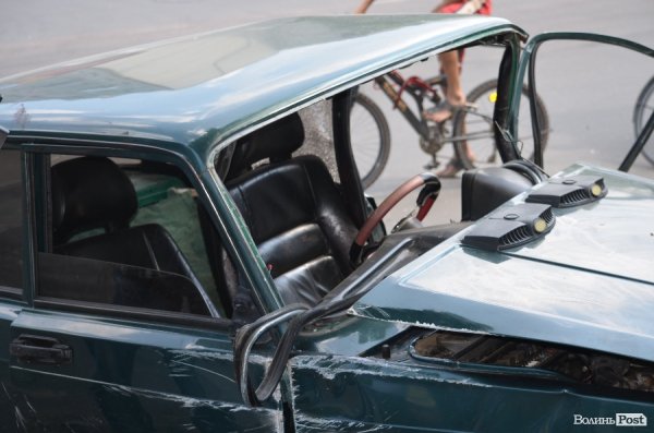 У Луцьку в аварії «знесло» півавто: водій у важкому стані. ФОТО 