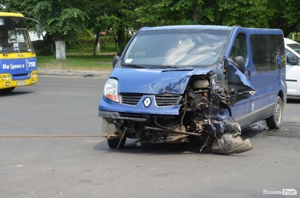 У Луцьку в аварії «знесло» півавто: водій у важкому стані. ФОТО 