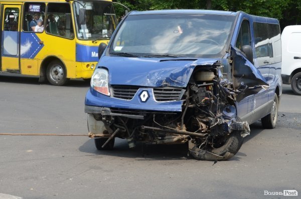 У Луцьку в аварії «знесло» півавто: водій у важкому стані. ФОТО 