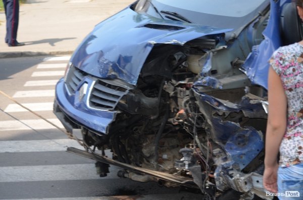 У Луцьку в аварії «знесло» півавто: водій у важкому стані. ФОТО 