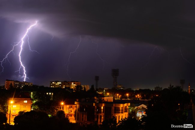 Під час грози у Луцьку зафіксували неймовірні блискавки. ФОТО