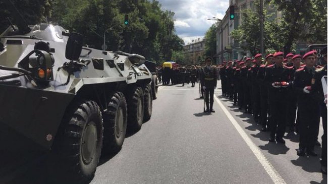 Із БТР та почесною вартою: у Києві попрощалися із загиблим розвідником