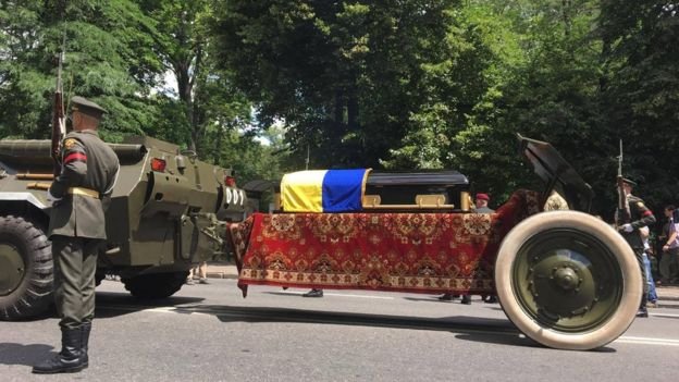 Із БТР та почесною вартою: у Києві попрощалися із загиблим розвідником